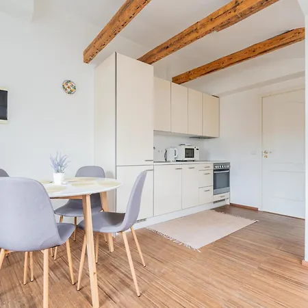 P32 - Boutique Center *